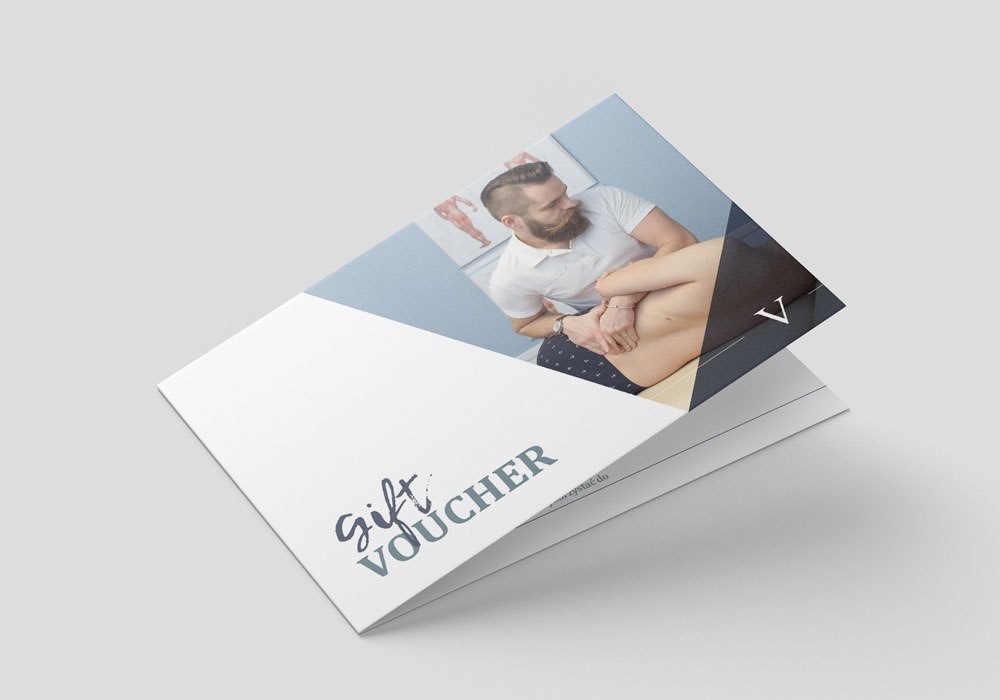 Elegancki voucher prezentowy zaprojektowany dla Viva Medica jako część materiałów reklamowych.